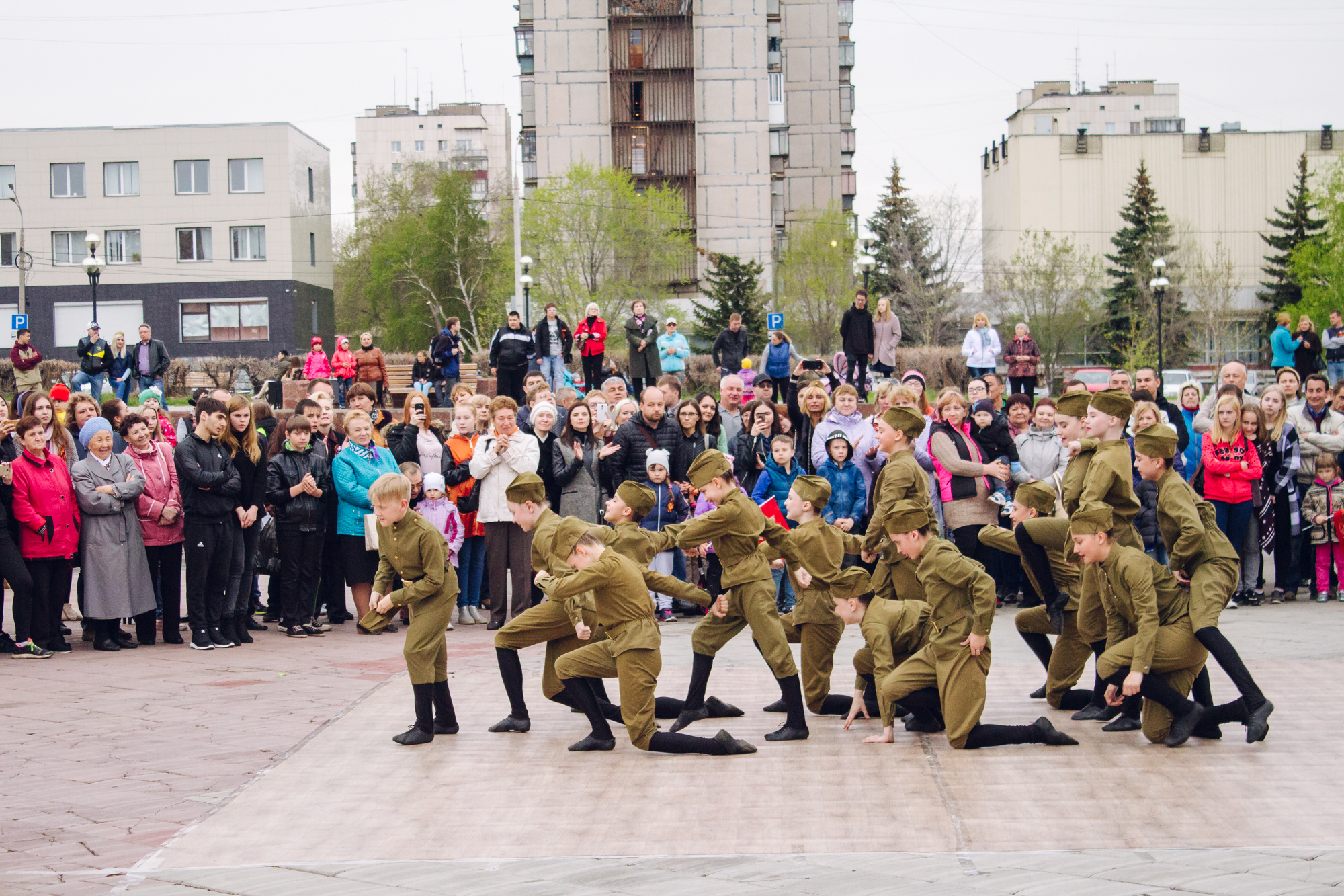 На площади Народных гуляний станцевали Майский вальс - Новости  Магнитогорска - Магсити74