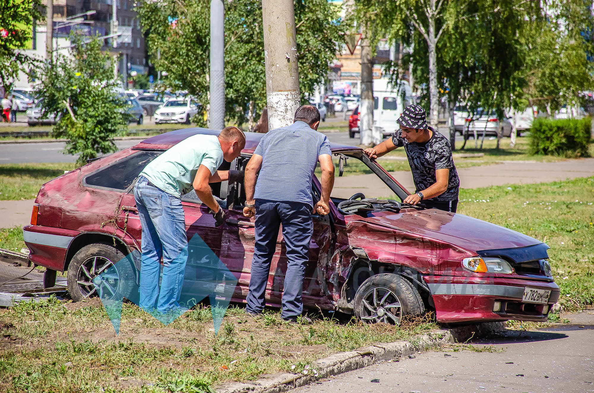 Автомобиль оказался на крыше и чуть не угодил в столб - Новости  Магнитогорска - Магсити74