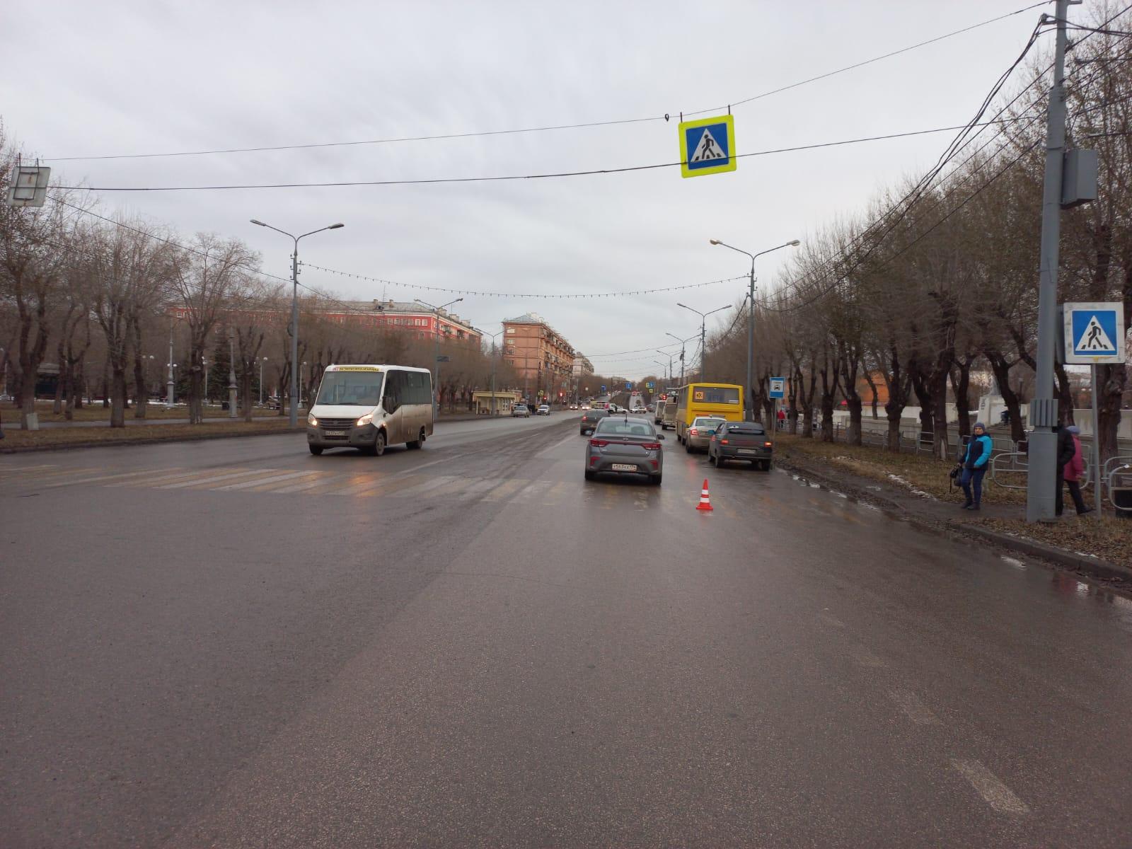 В Магнитогорске водитель маршрутки столкнулся с иномаркой и снес дорожный  знак - Новости Магнитогорска - Магсити74