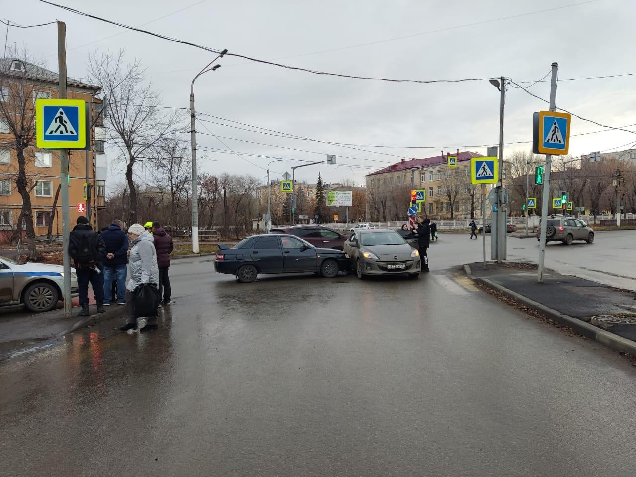 В Магнитогорске водитель маршрутки столкнулся с иномаркой и снес дорожный  знак - Новости Магнитогорска - Магсити74