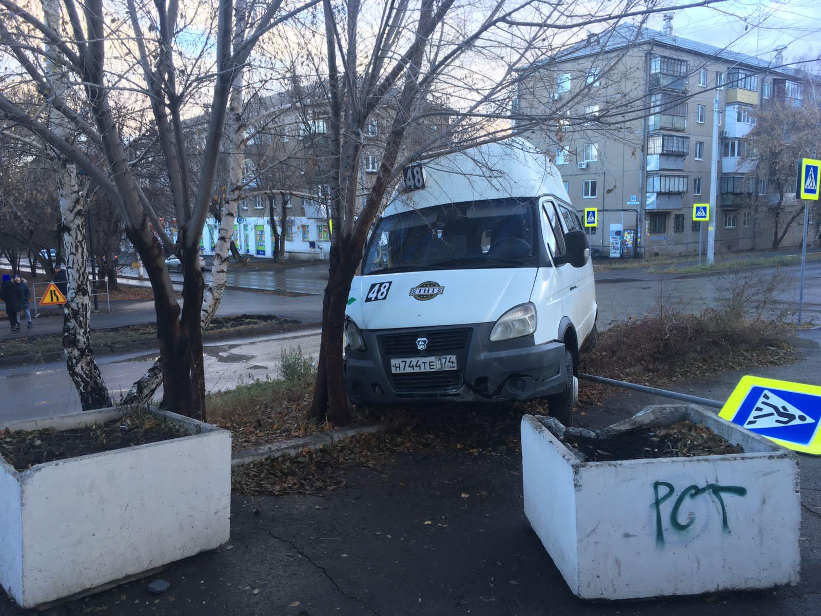 В Магнитогорске водитель маршрутки столкнулся с иномаркой и снес дорожный  знак - Новости Магнитогорска - Магсити74