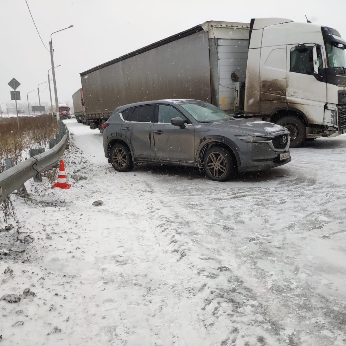 В Магнитогорске мать с годовалым ребёнком на руках решила перейти дорогу в  неположенном месте - Новости Магнитогорска - Магсити74