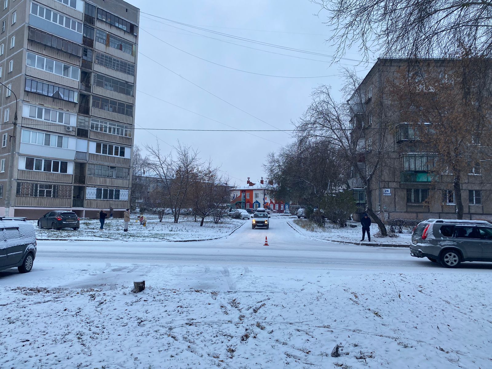 В Магнитогорске мать с годовалым ребёнком на руках решила перейти дорогу в  неположенном месте - Новости Магнитогорска - Магсити74