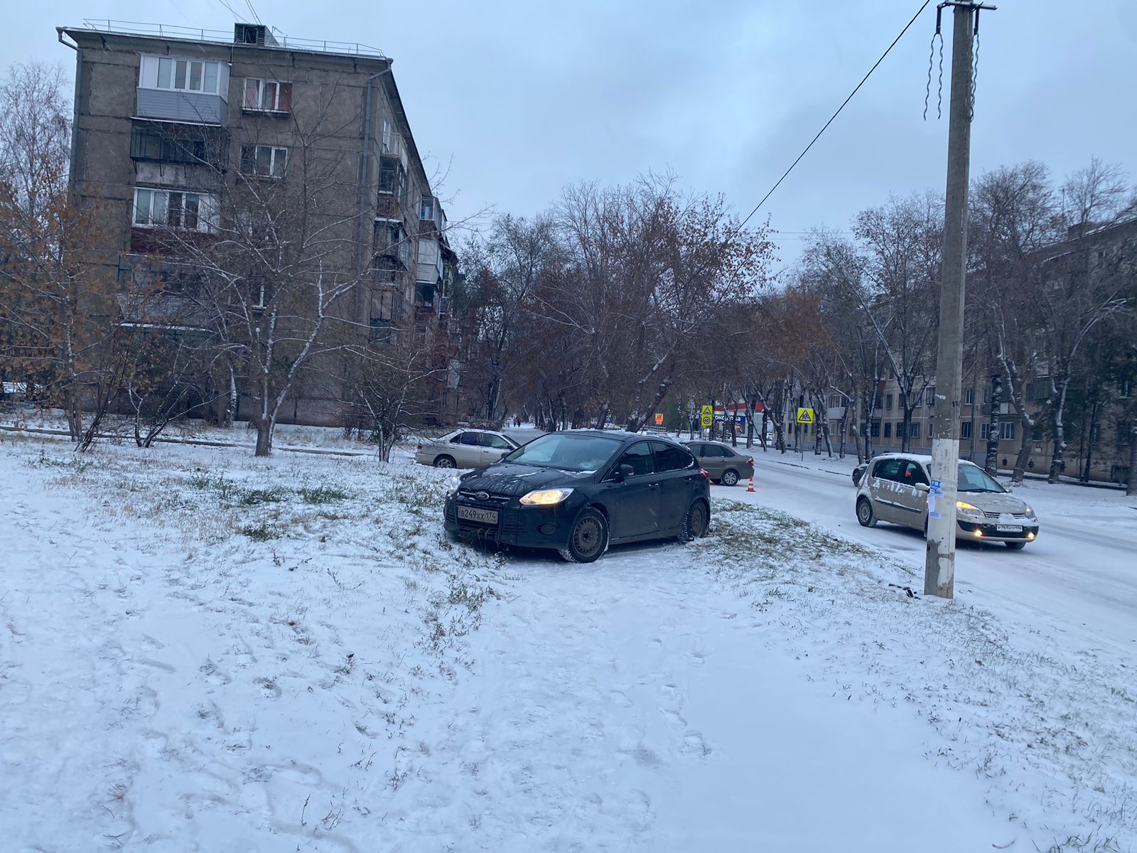 В Магнитогорске мать с годовалым ребёнком на руках решила перейти дорогу в  неположенном месте - Новости Магнитогорска - Магсити74