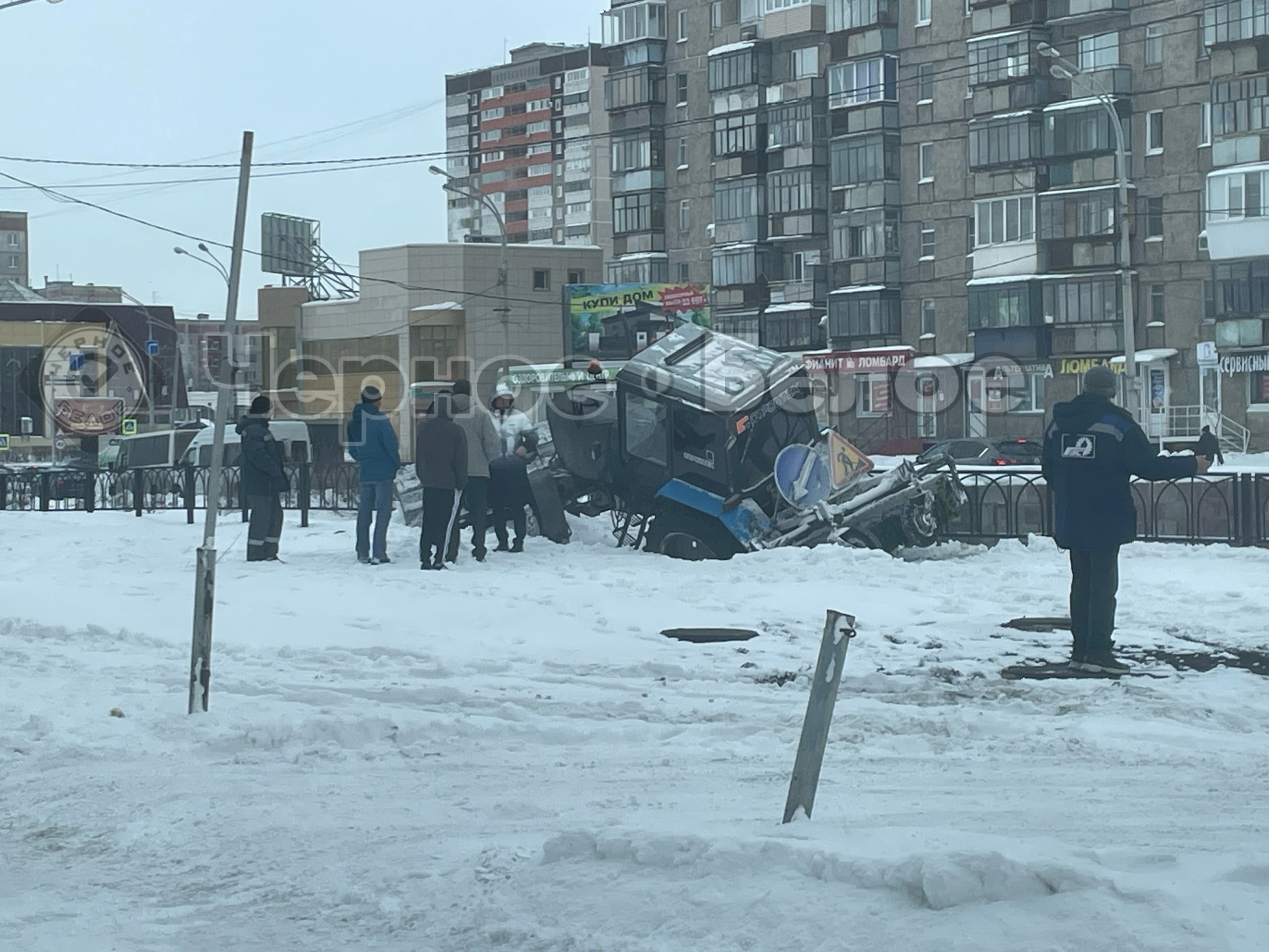 В Магнитогорске во время уборки снега под трактором обвалился грунт -  Новости Магнитогорска - Магсити74