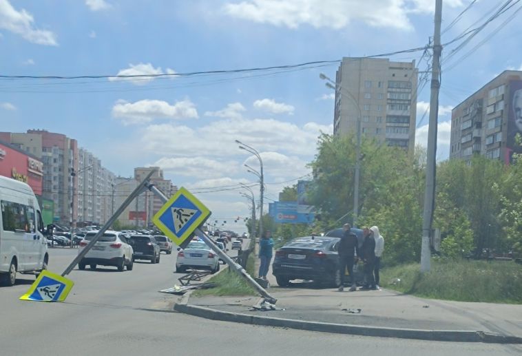 В Магнитогорске водитель наехал на знак и пешехода