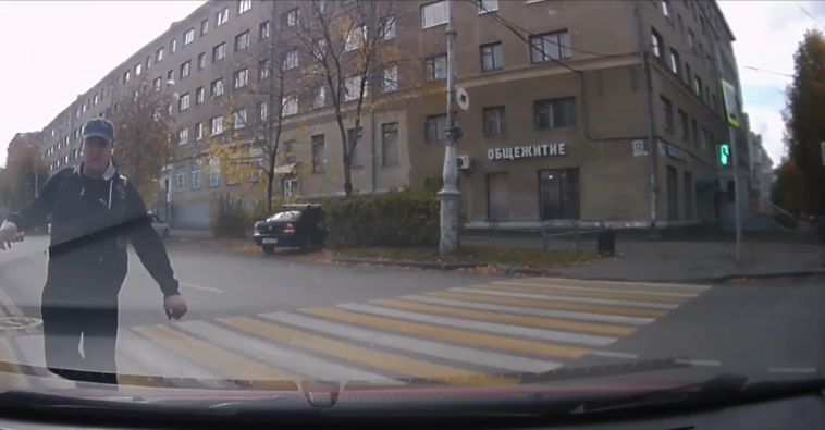 В Магнитогорске автоледи получит компенсацию от агрессивного пешехода
