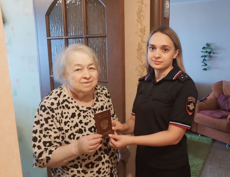 В Магнитогорске полицейские помогли маломобильной пенсионерке