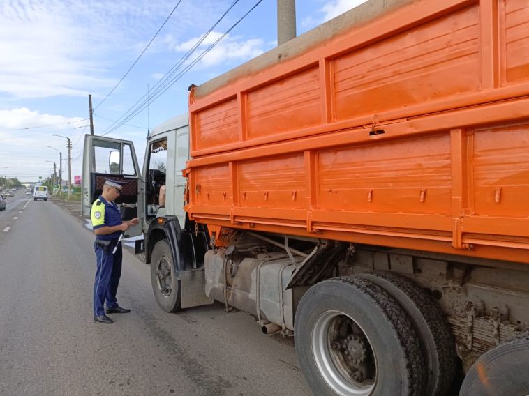 Сотрудники Госавтоинспекции провели рейд по соблюдению требований ПДД водителями грузового транспорта