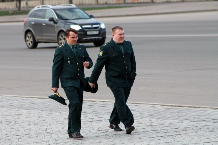 Тюменские таможенники передали Народному фронту автомобили