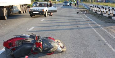 На трассе «Южноуральск-Магнитогорск» пенсионер на скутере попал под машину