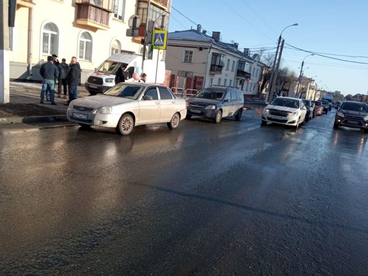 В Магнитогорске один из водителей пострадал при столкновении автомобилей «Лада» 