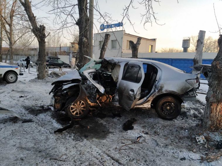 В Челябинской области бесправник-лихач врезался в дерево