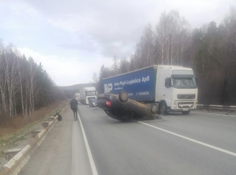 На трассе в Челябинской области перевернулась машина