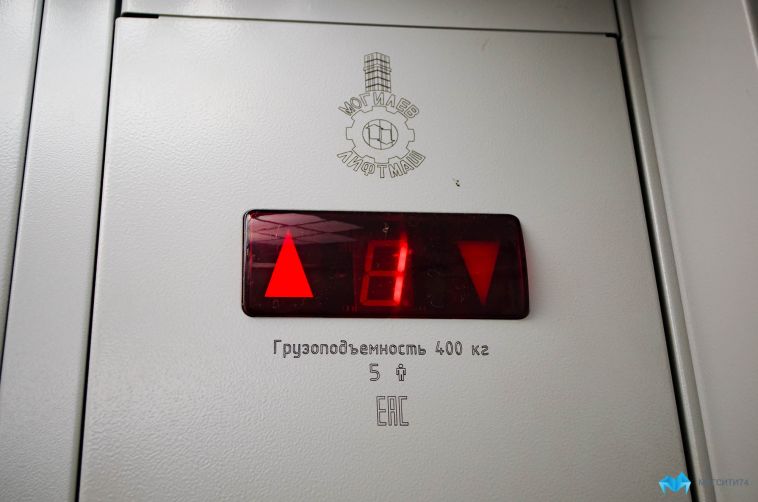 В Челябинской области спасатели вызволили семью из лифта