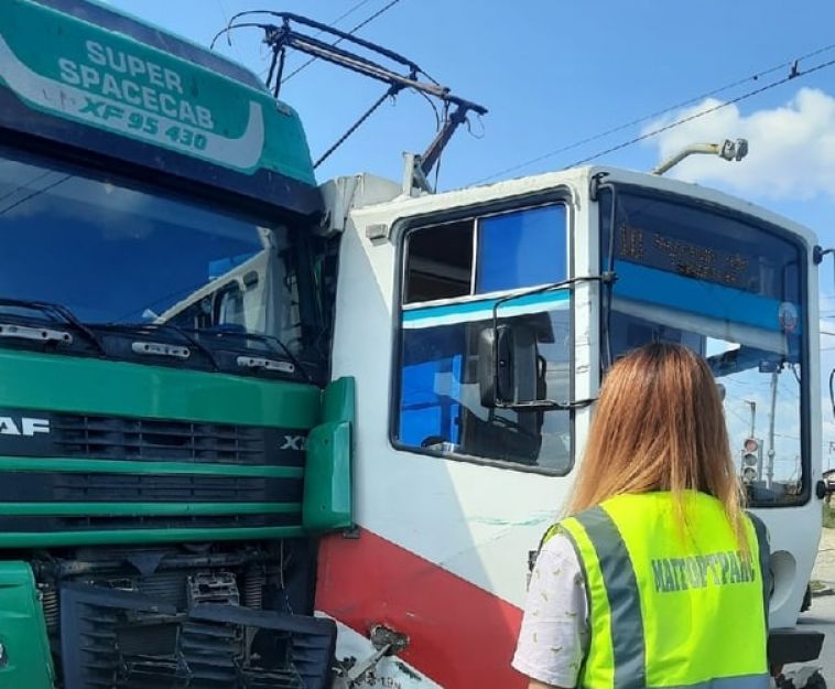 В Магнитогорске трамвай столкнулся с грузовиком