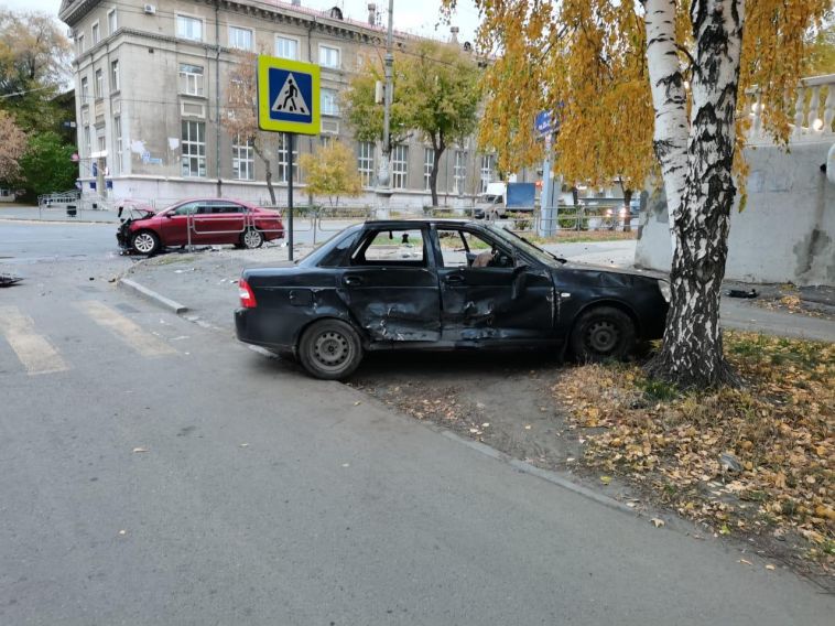 В Магнитогорске на перекрестке столкнулись иномарка и отечественный автомобиль