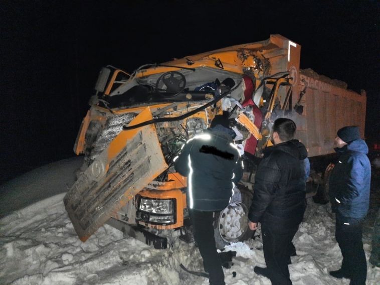 Есть пострадавший: два грузовика столкнулись на трассе в Челябинской области